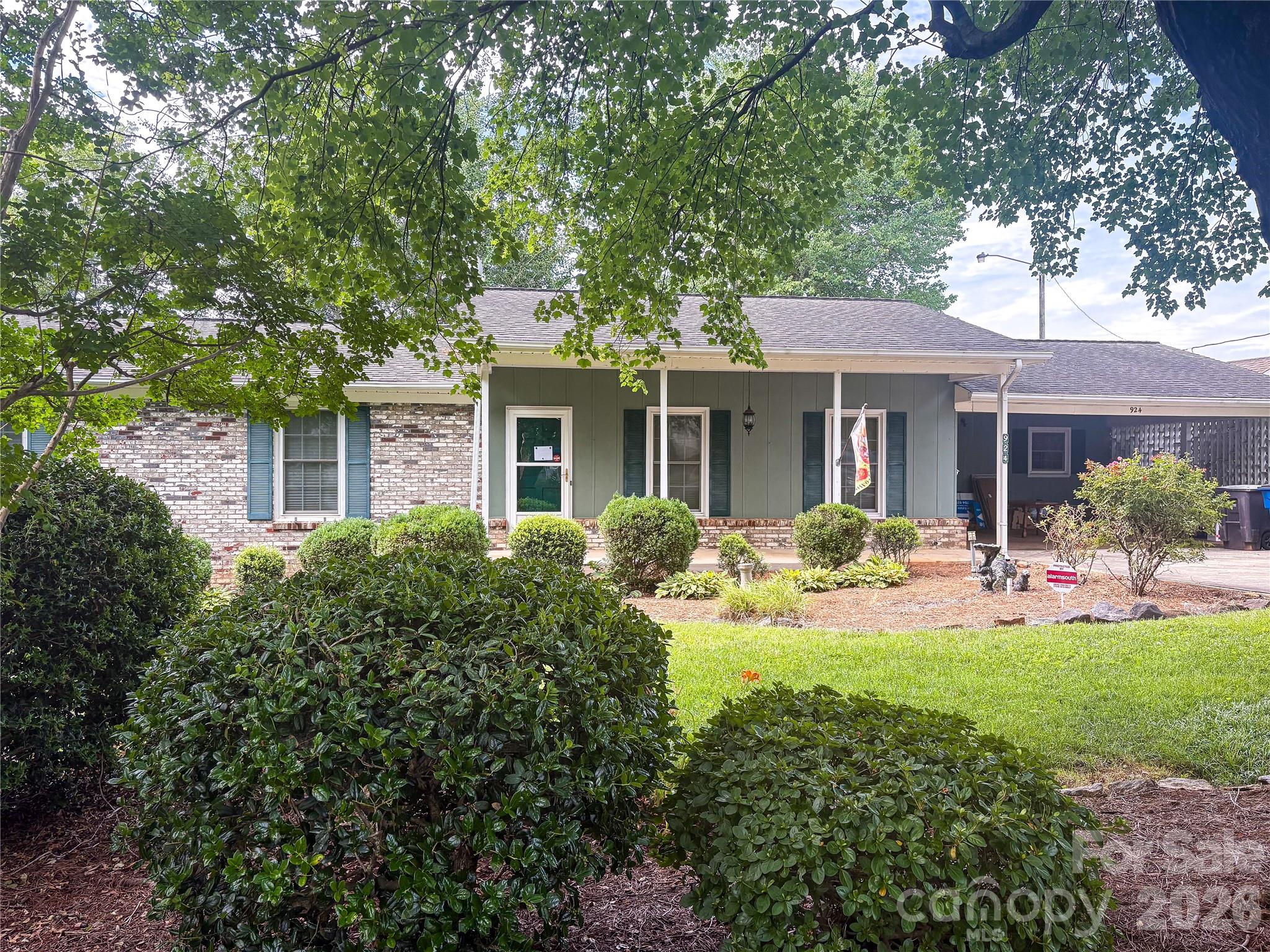 924 Thomas Street Property Photo 2