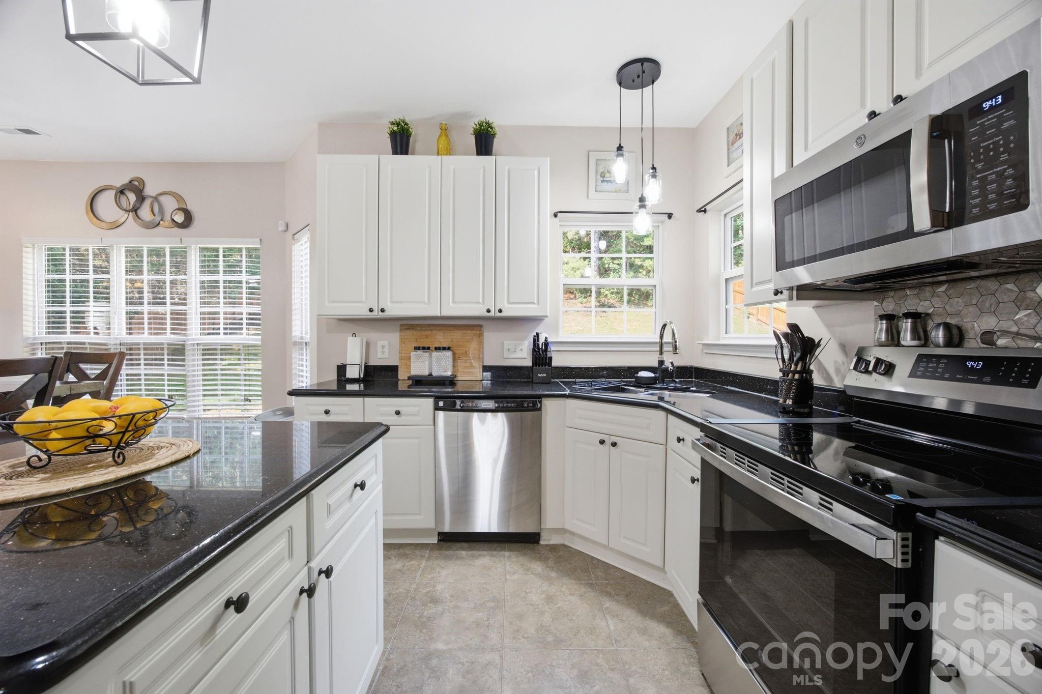 1946 Wilrose Place Property Photo 9