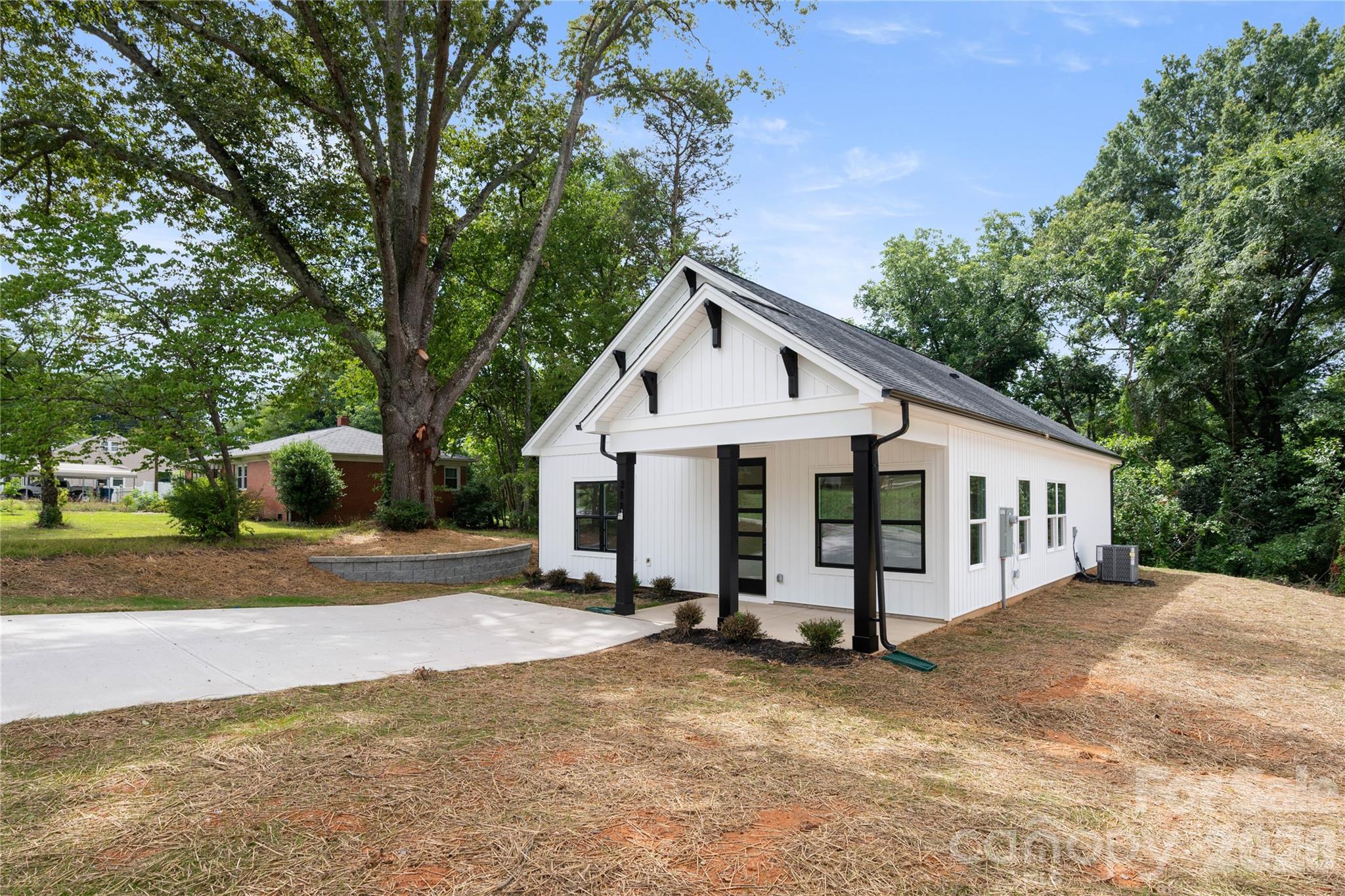 311 W Chestnut Street Property Photo 6