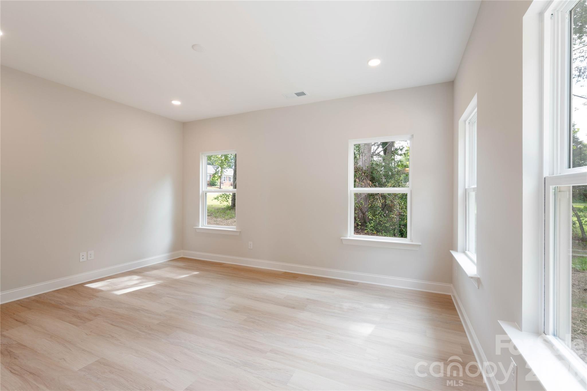 311 W Chestnut Street Property Photo 27