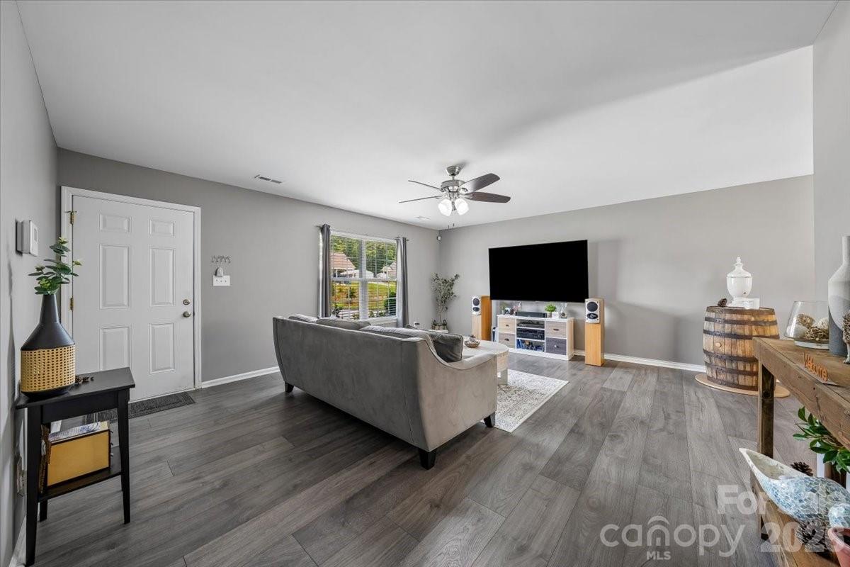 5071 Sedgefield Drive Property Photo 5