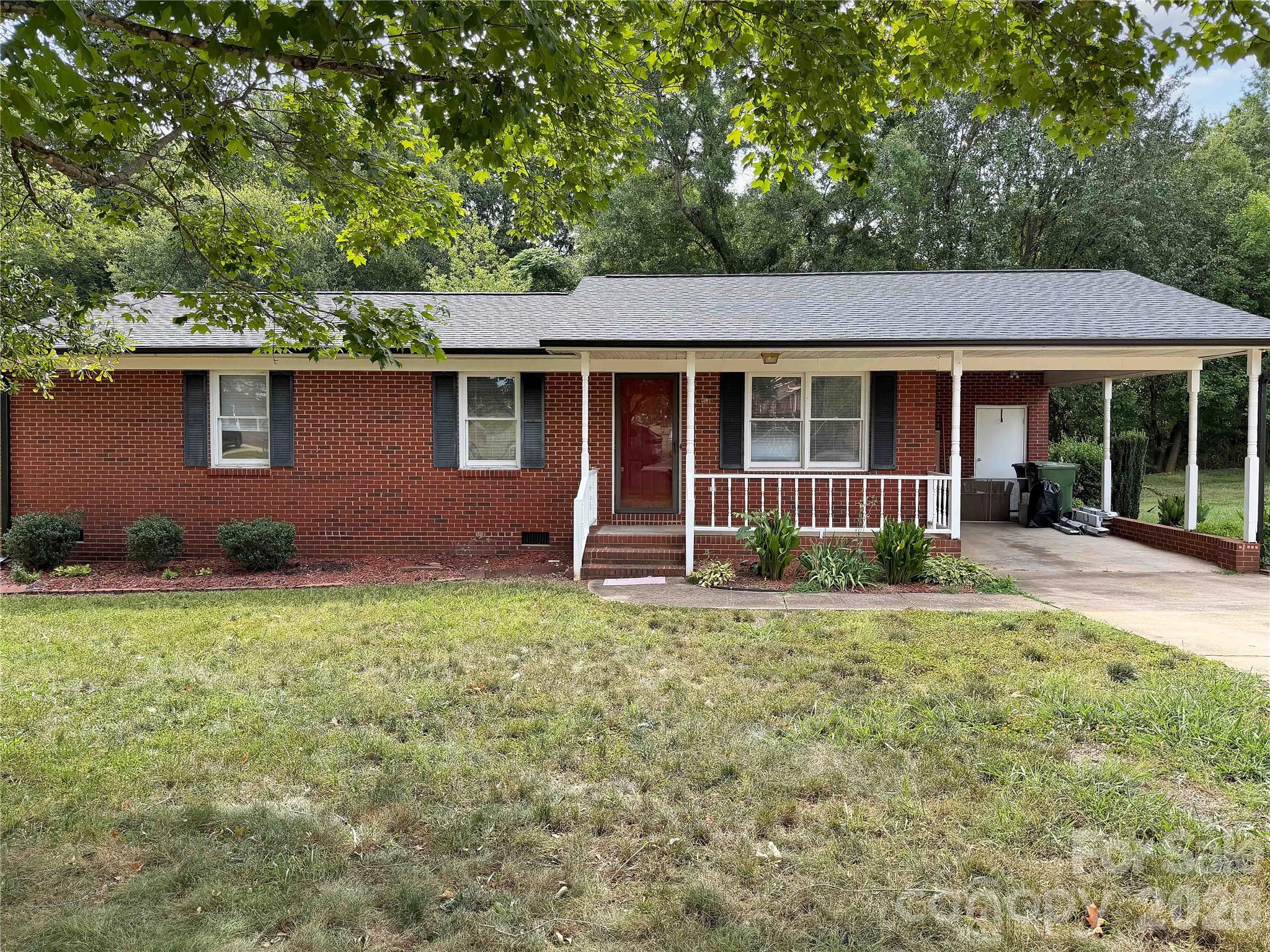 315 Southglenn Drive Property Photo 1