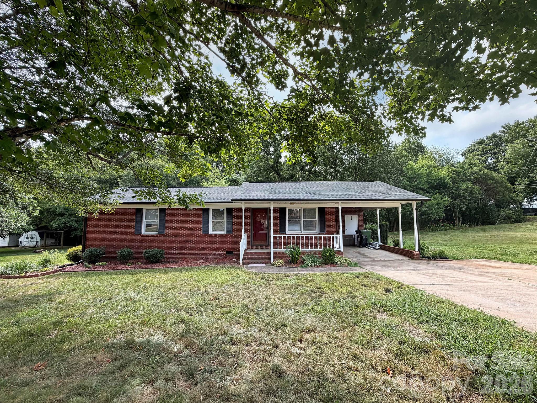 315 Southglenn Drive Property Photo 2