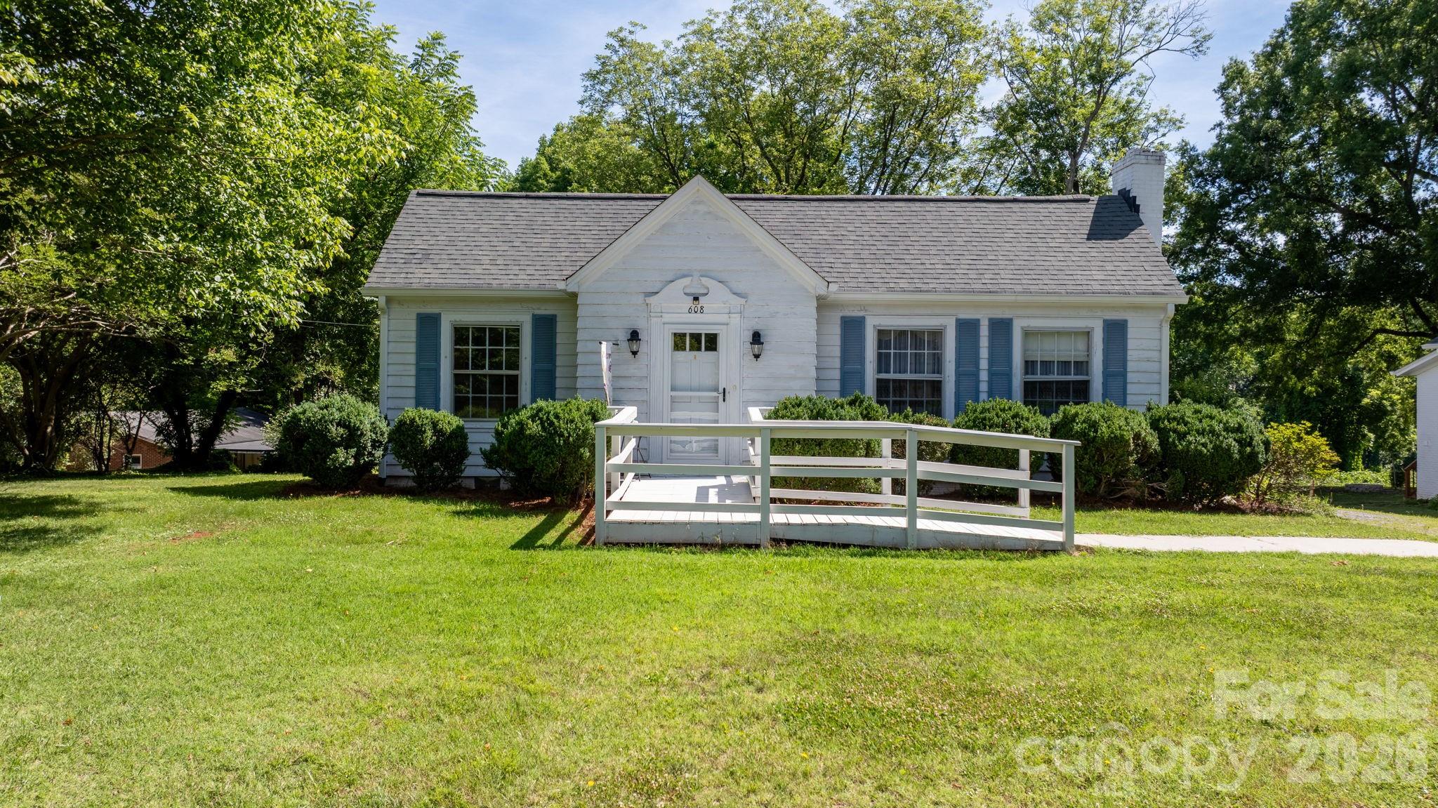 608 1st Street Property Photo 1