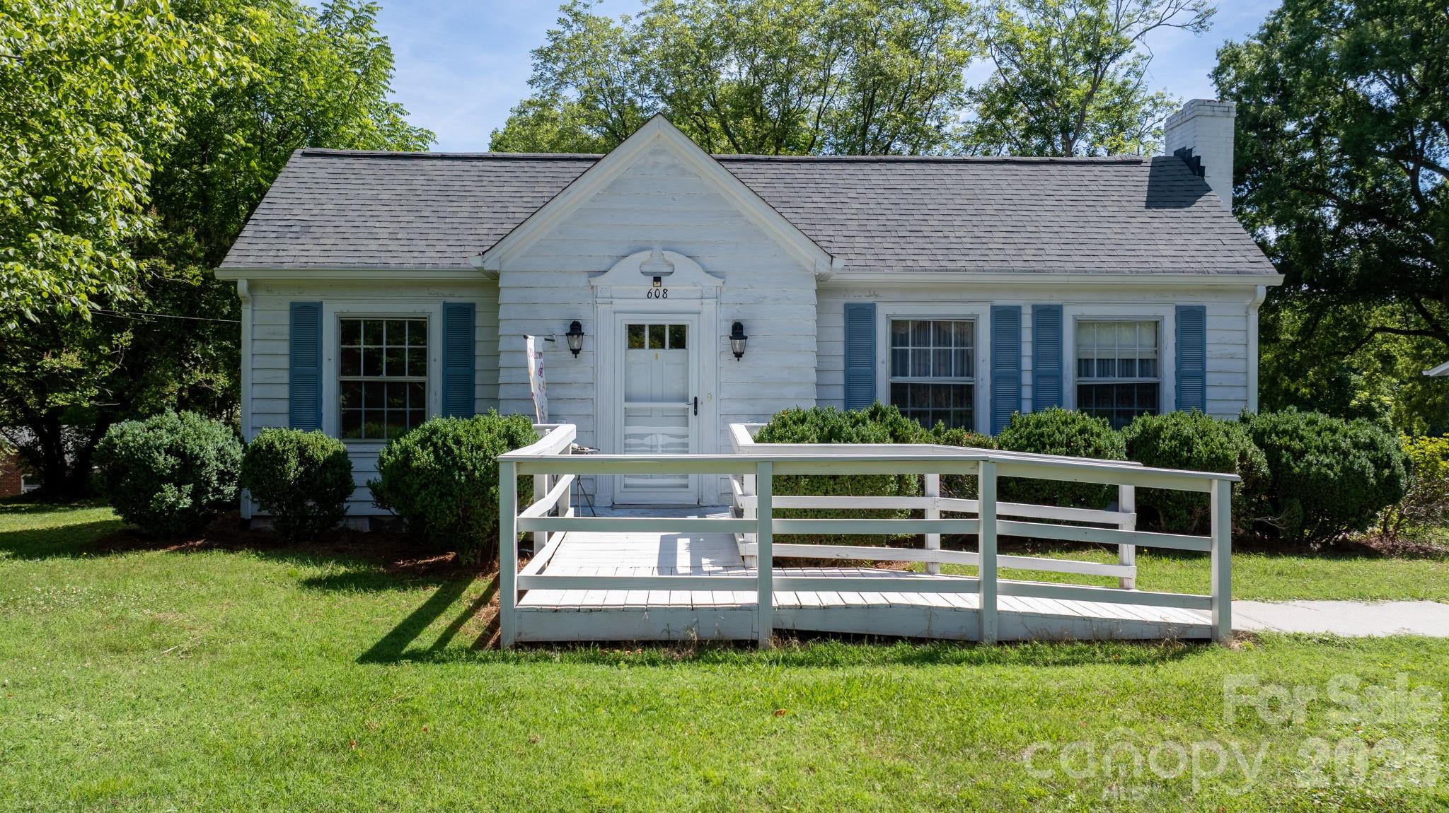 608 1st Street Property Photo 2