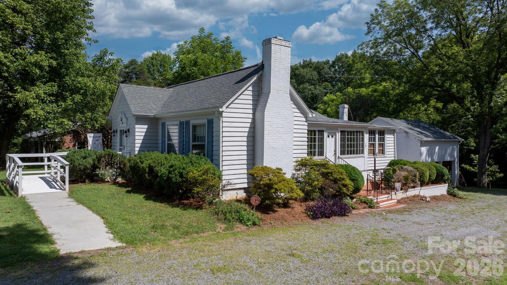608 1st Street Property Photo 4