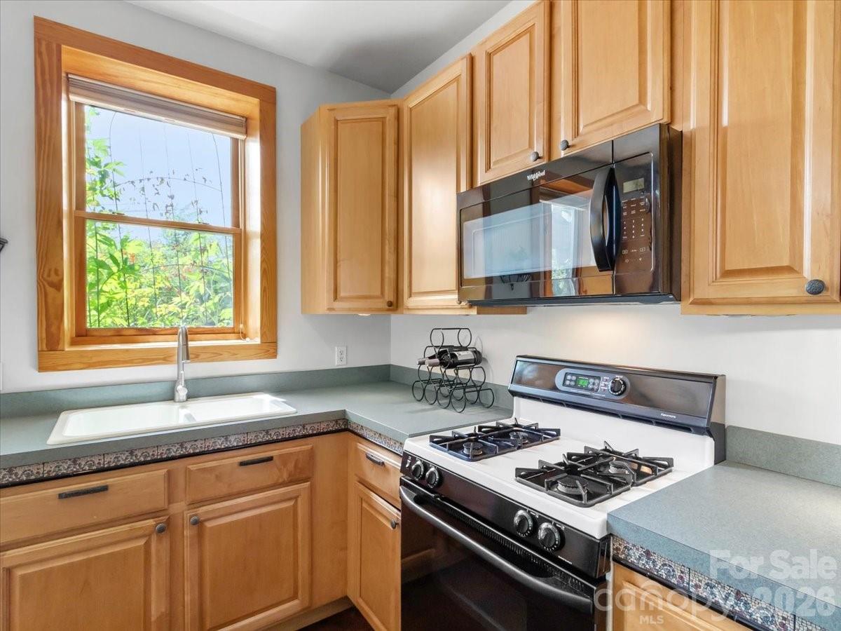 96 Woodrow Avenue Property Photo 16