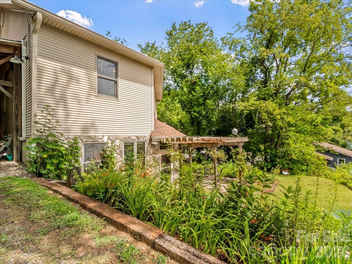 96 Woodrow Avenue Property Photo 34
