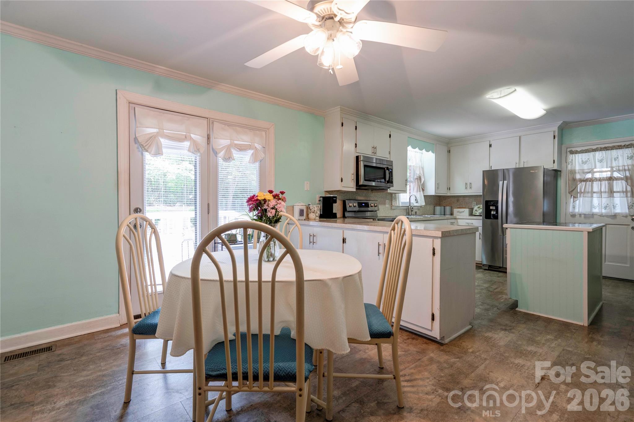 613 Tina Drive Property Photo 6