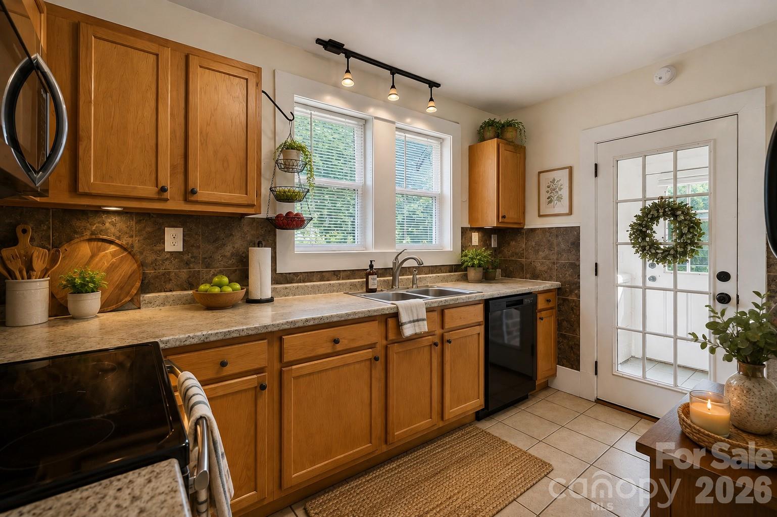 10 Enka Oak Street Property Photo 4