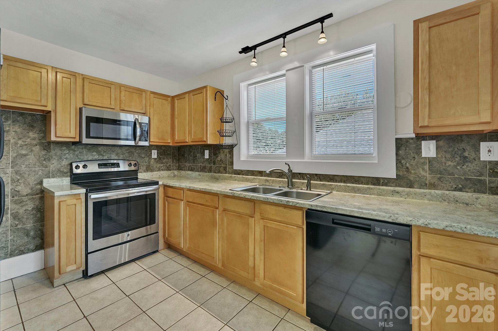 10 Enka Oak Street Property Photo 16