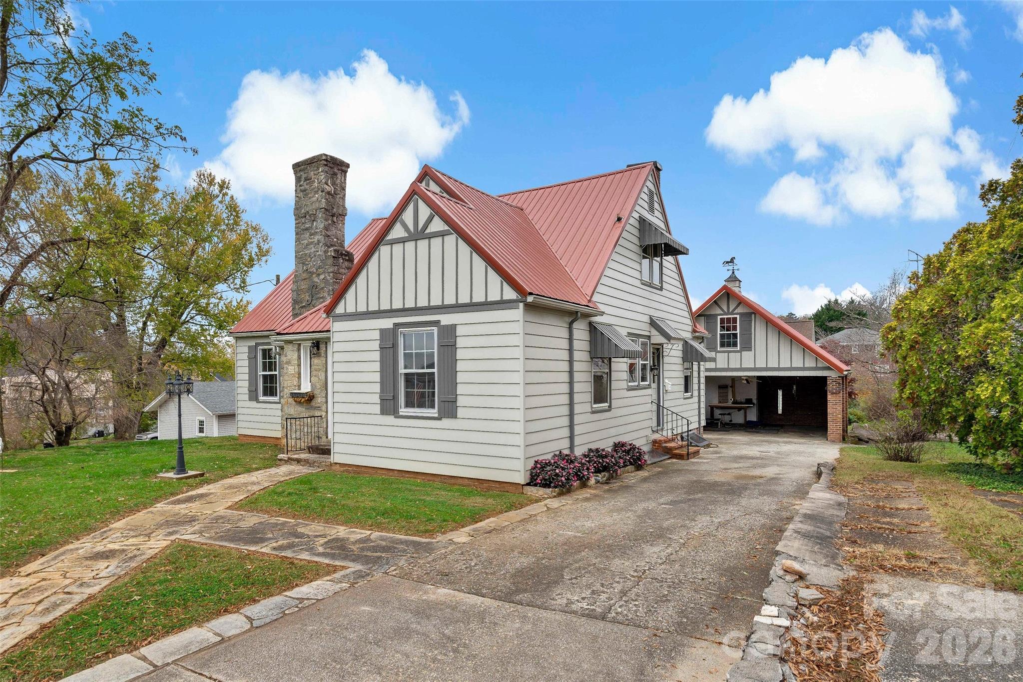 141 N Madison Street Property Photo 3