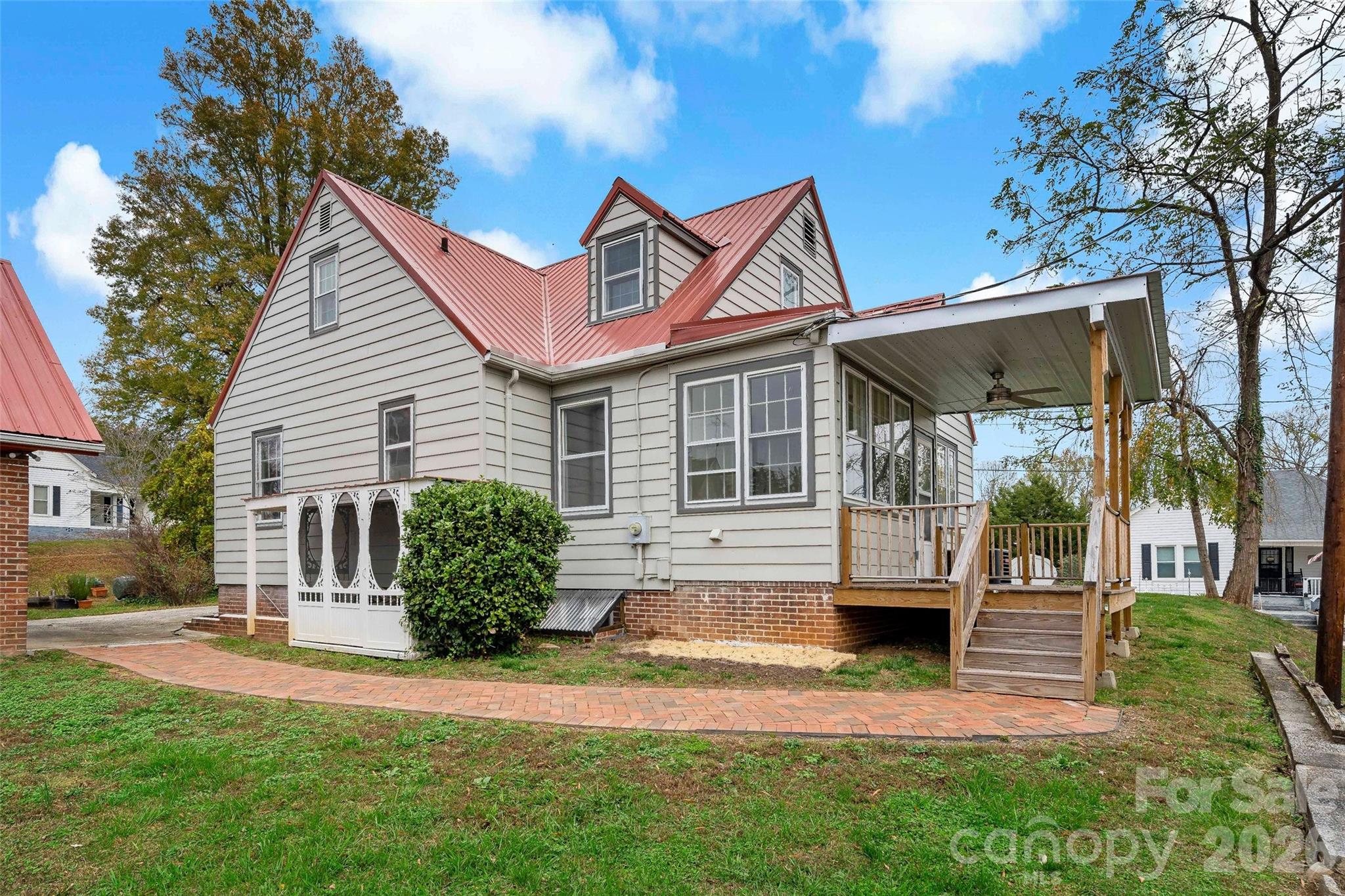 141 N Madison Street Property Photo 4