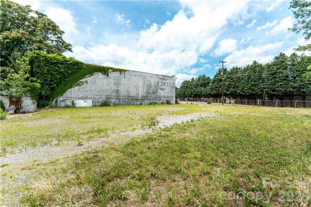 400 W 27th Street Property Photo 3