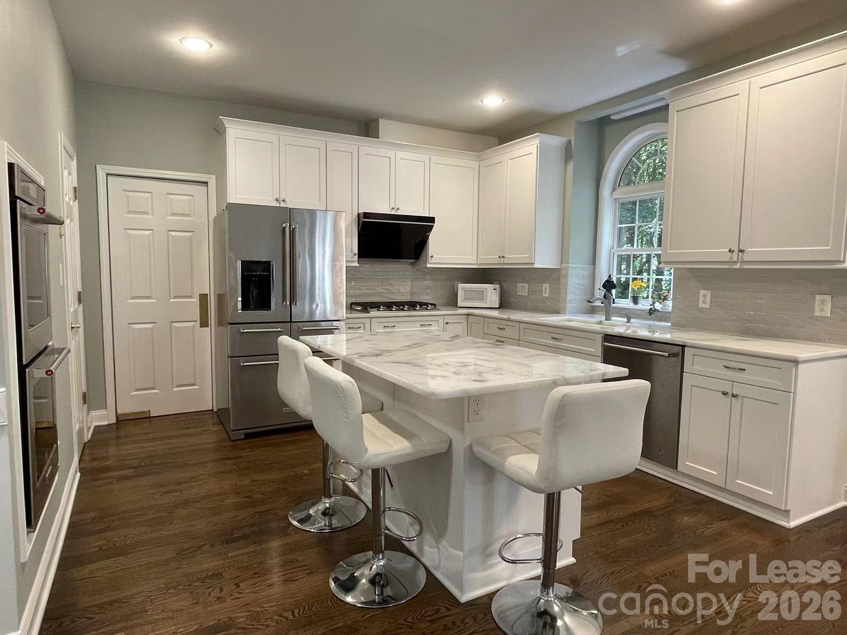 6025 Oakridge Court Property Photo 4