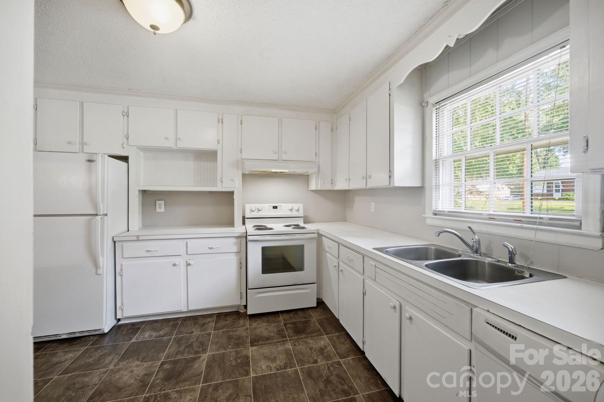 1401 Grovewood Drive Property Photo 4