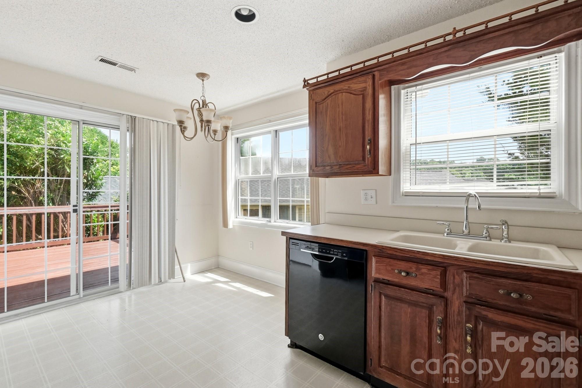 2914 Huckleberry Hill Drive Property Photo 19