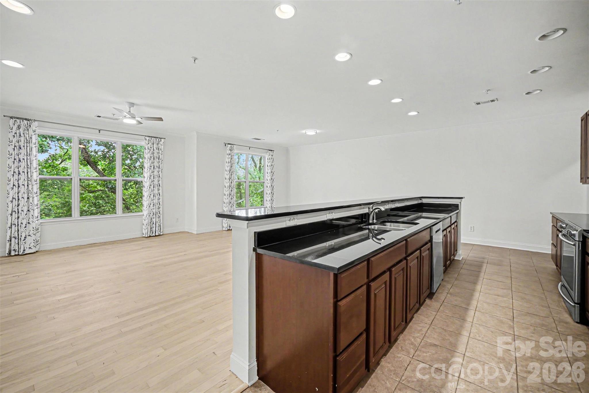 1000 E Woodlawn Road 415 Property Photo 7