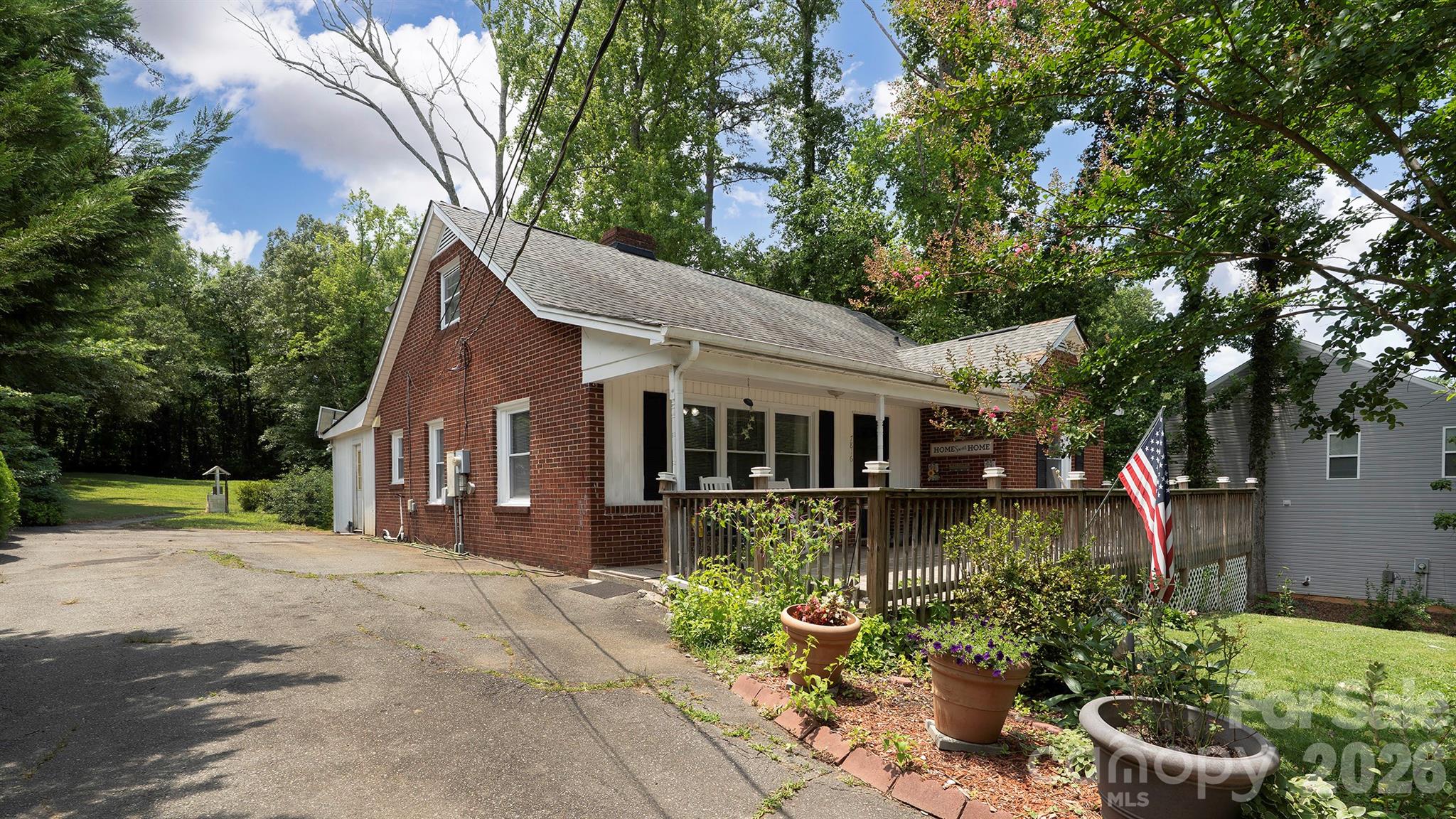 7816 E Lane Drive Property Photo 3