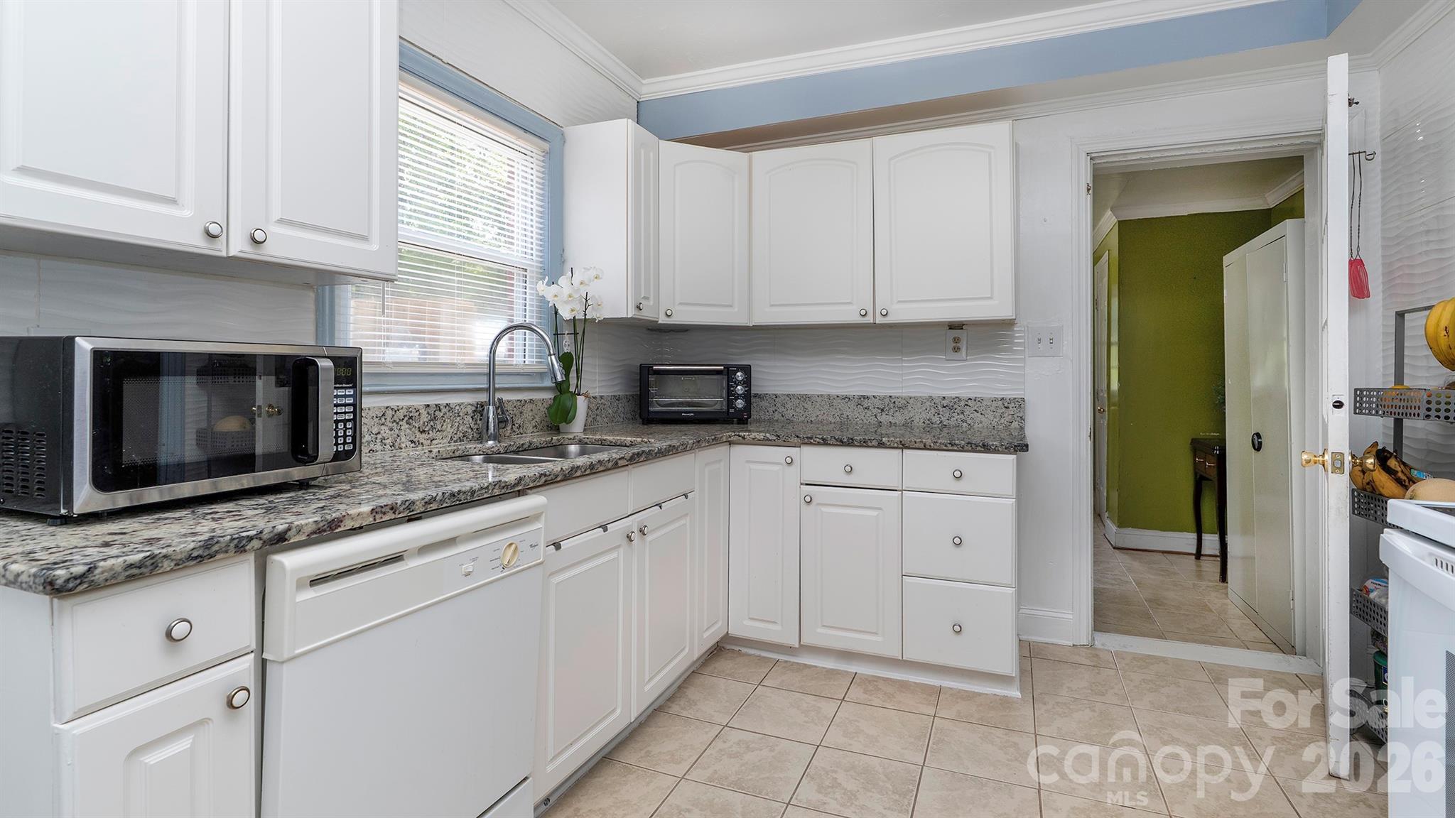 7816 E Lane Drive Property Photo 8