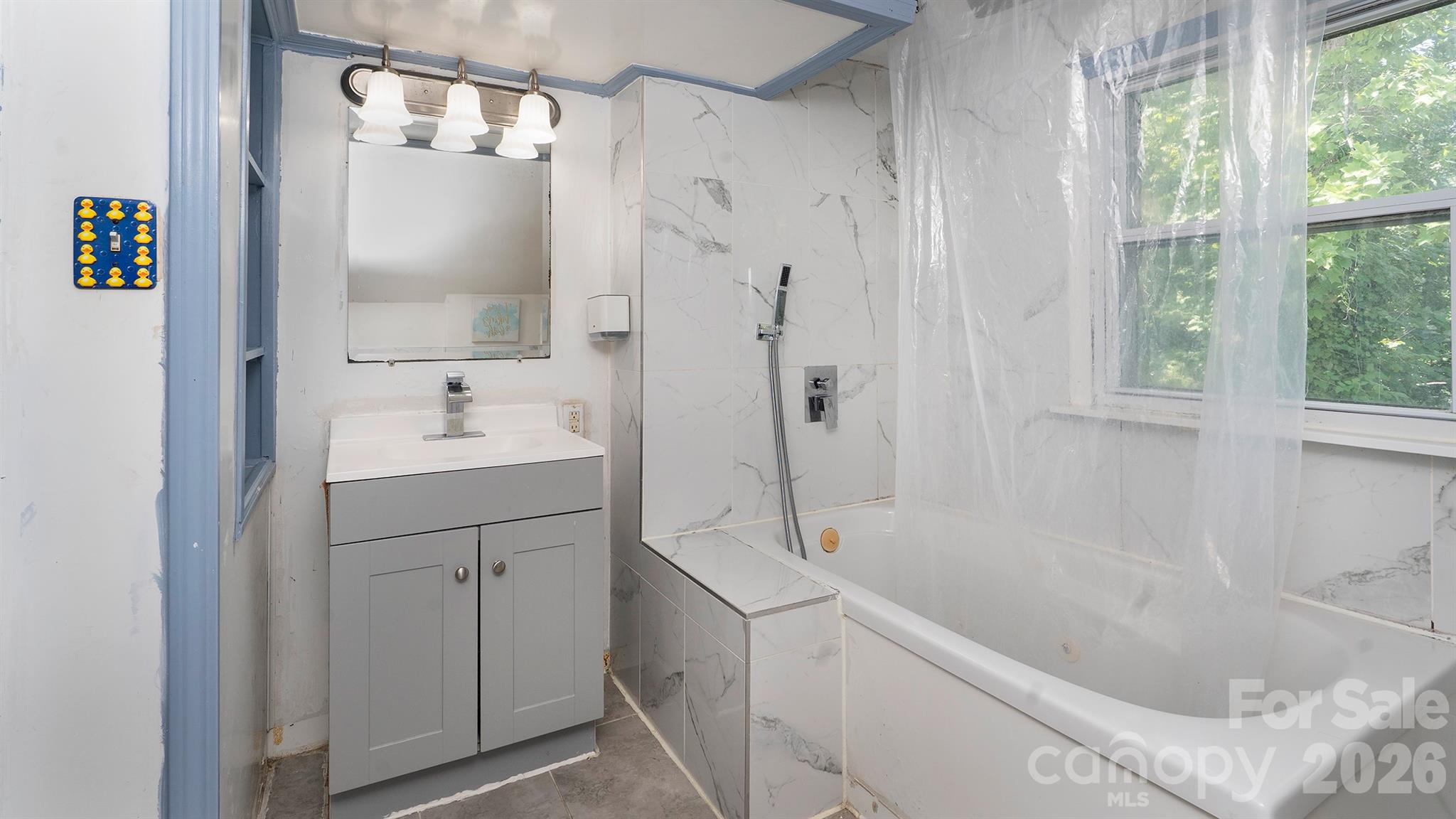 7816 E Lane Drive Property Photo 24