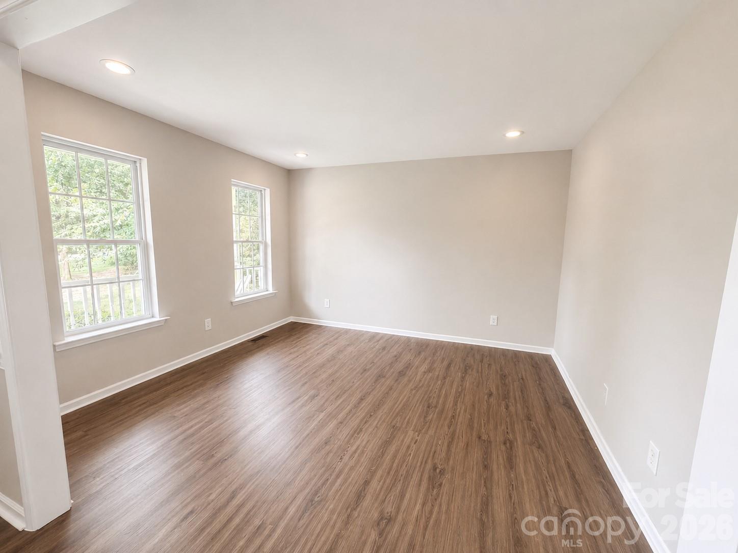 1525 Hawthorne Drive Property Photo 4