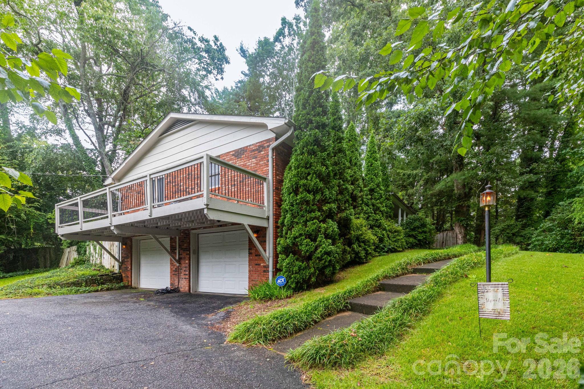 936 Toxaway Drive Property Photo 1