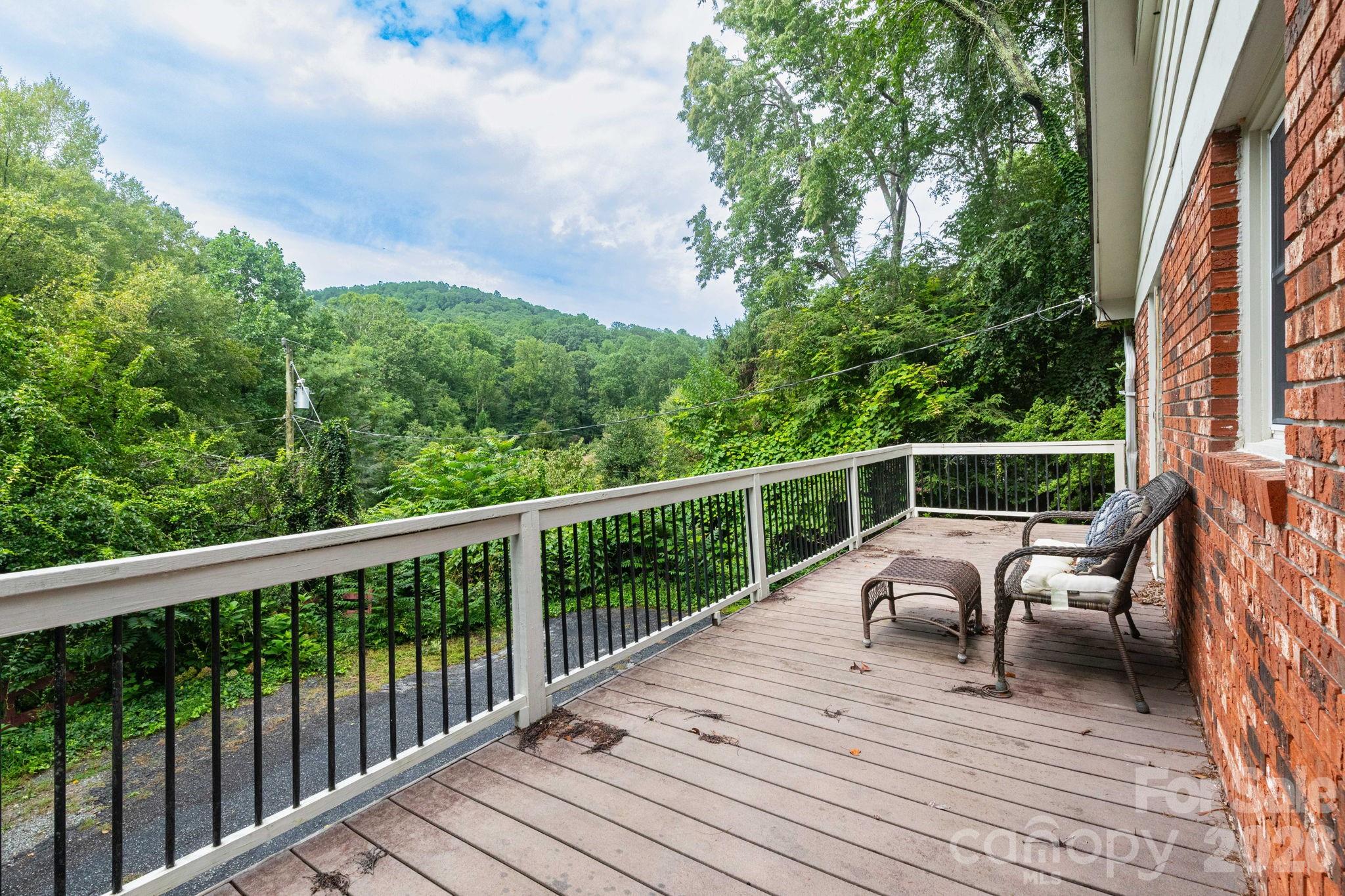 936 Toxaway Drive Property Photo 2