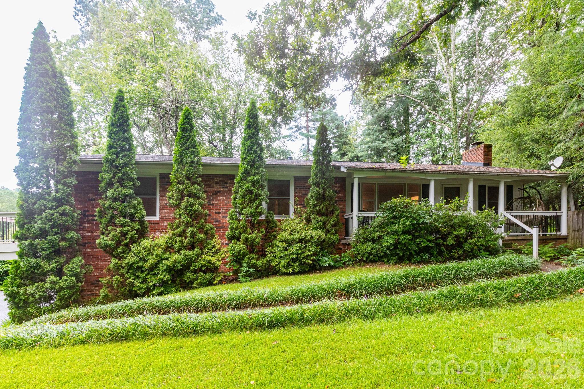 936 Toxaway Drive Property Photo 3