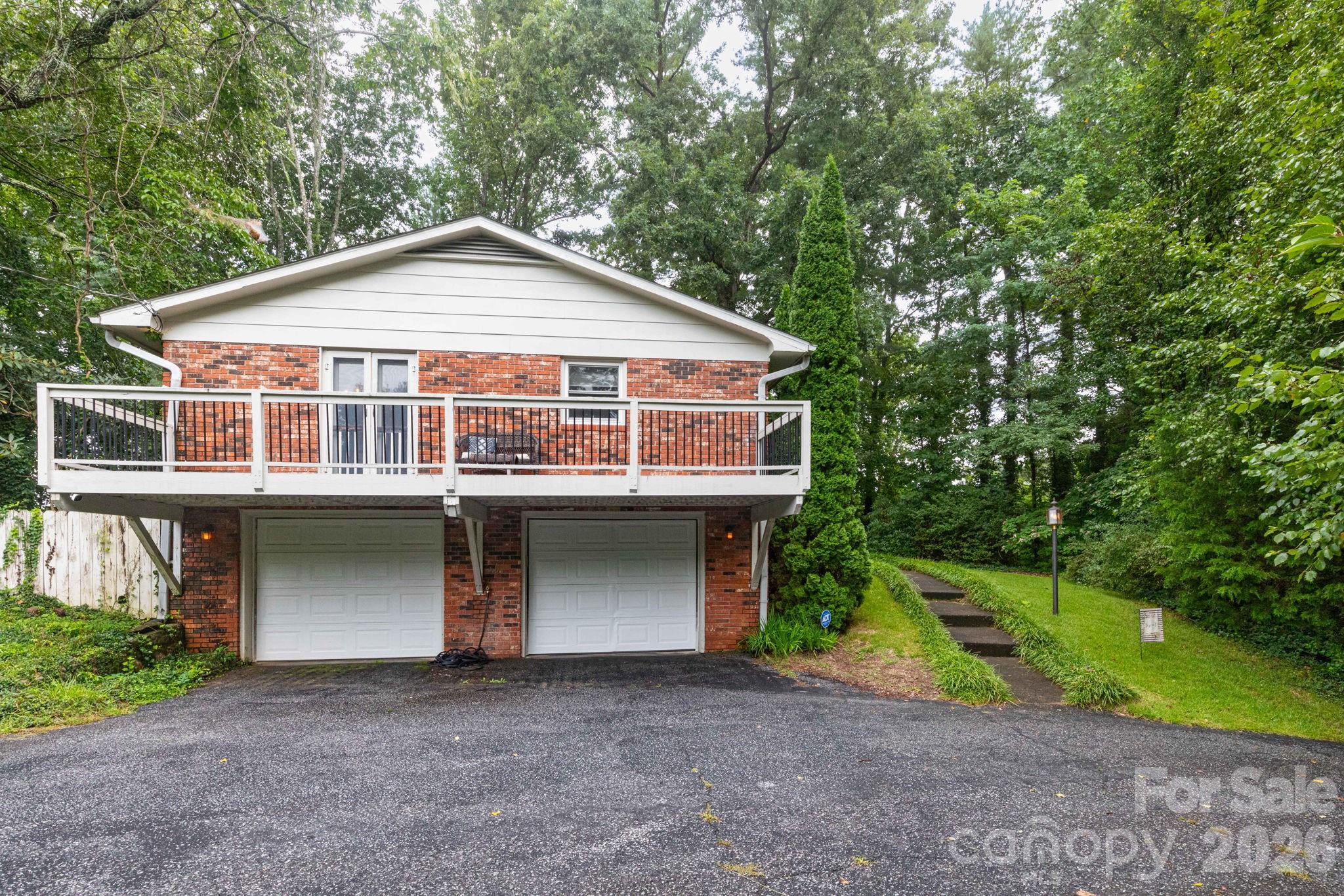 936 Toxaway Drive Property Photo 4