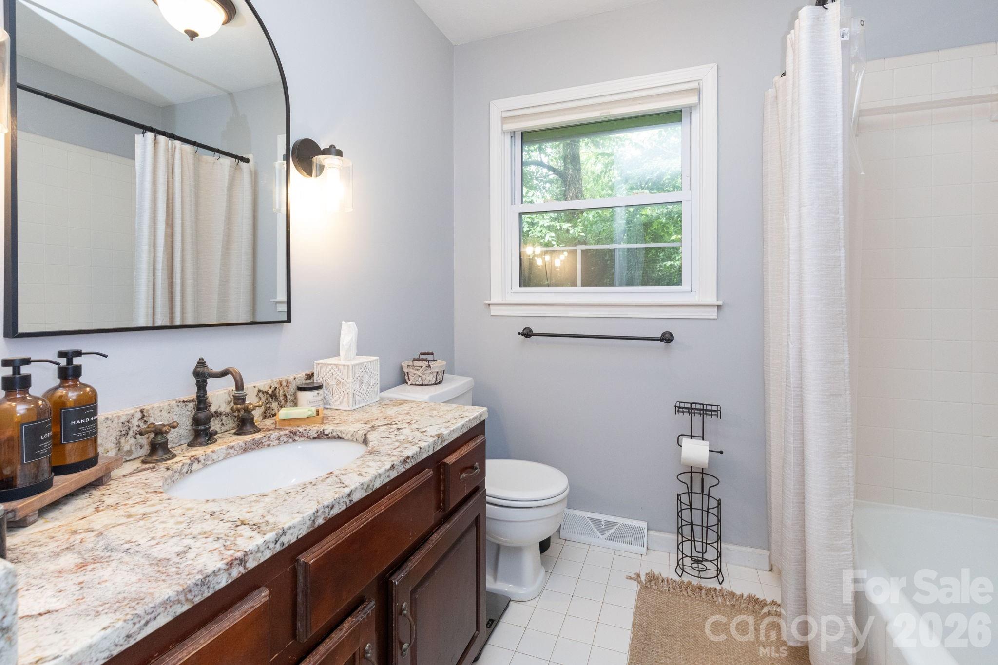 936 Toxaway Drive Property Photo 13