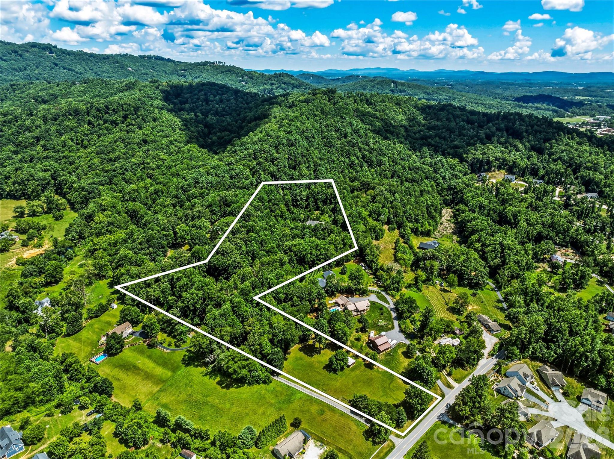 150 Rainbow View Drive Property Photo 4