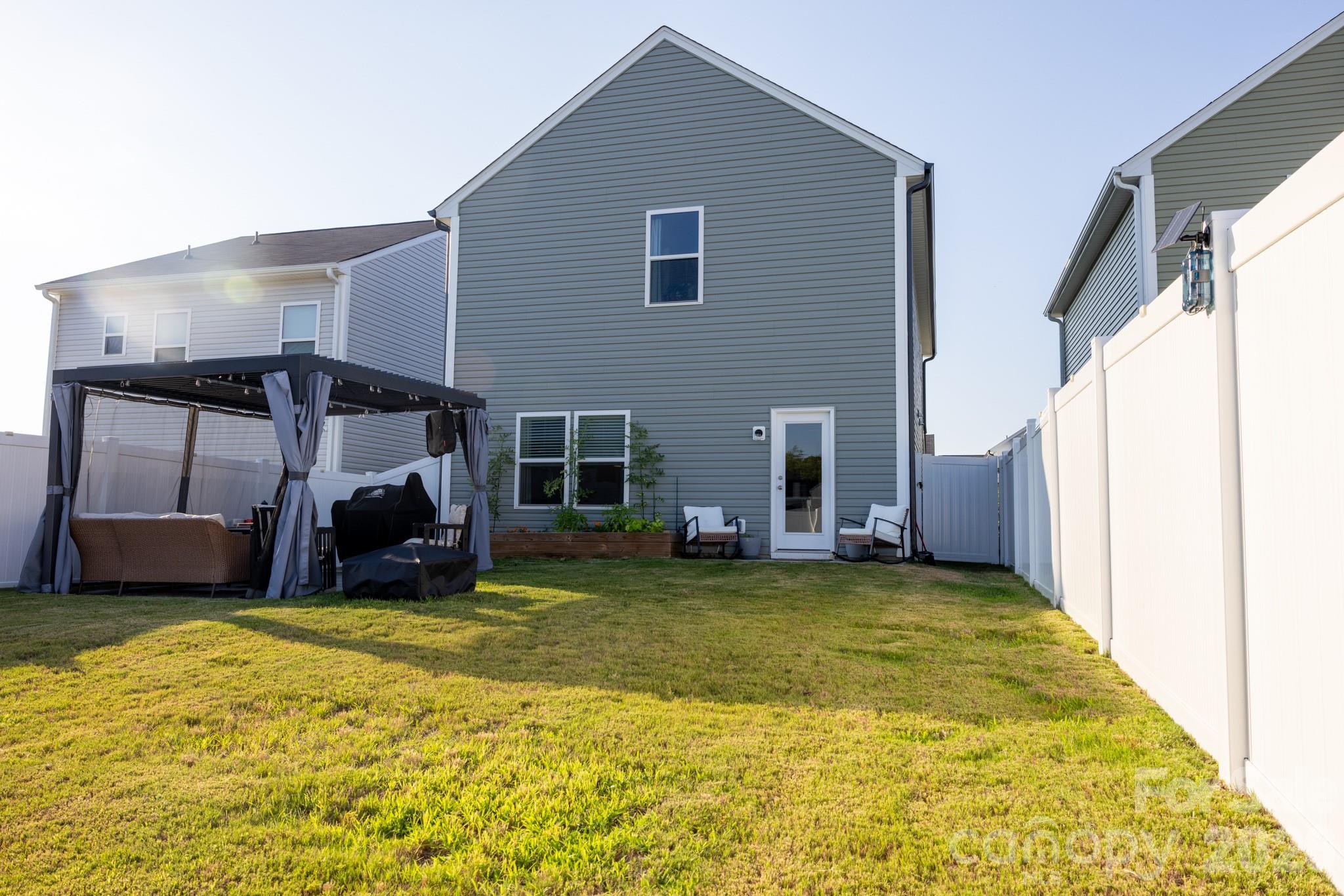 556 Willamette Drive Property Photo 2