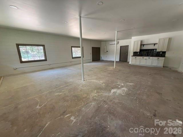 1295 N Main Avenue Property Photo 3