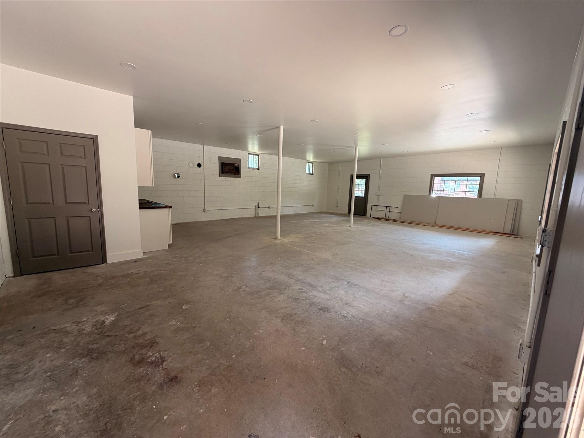 1295 N Main Avenue Property Photo 6