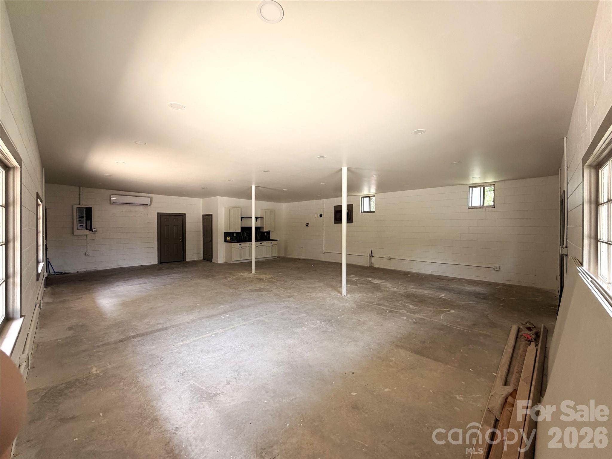 1295 N Main Avenue Property Photo 7