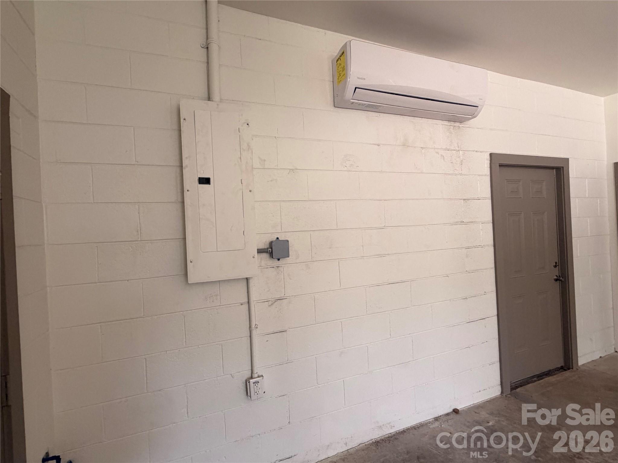 1295 N Main Avenue Property Photo 8