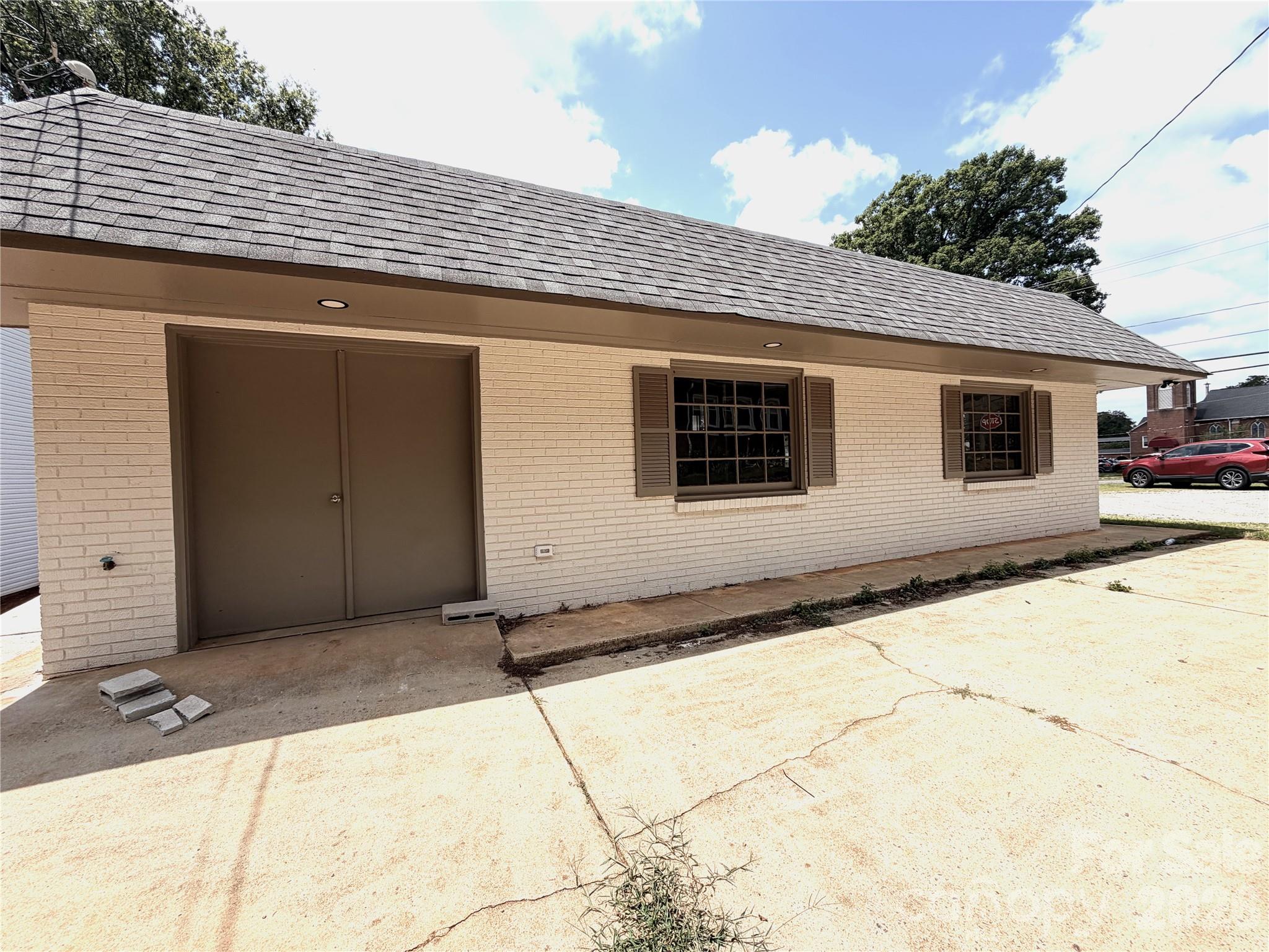 1295 N Main Avenue Property Photo 11