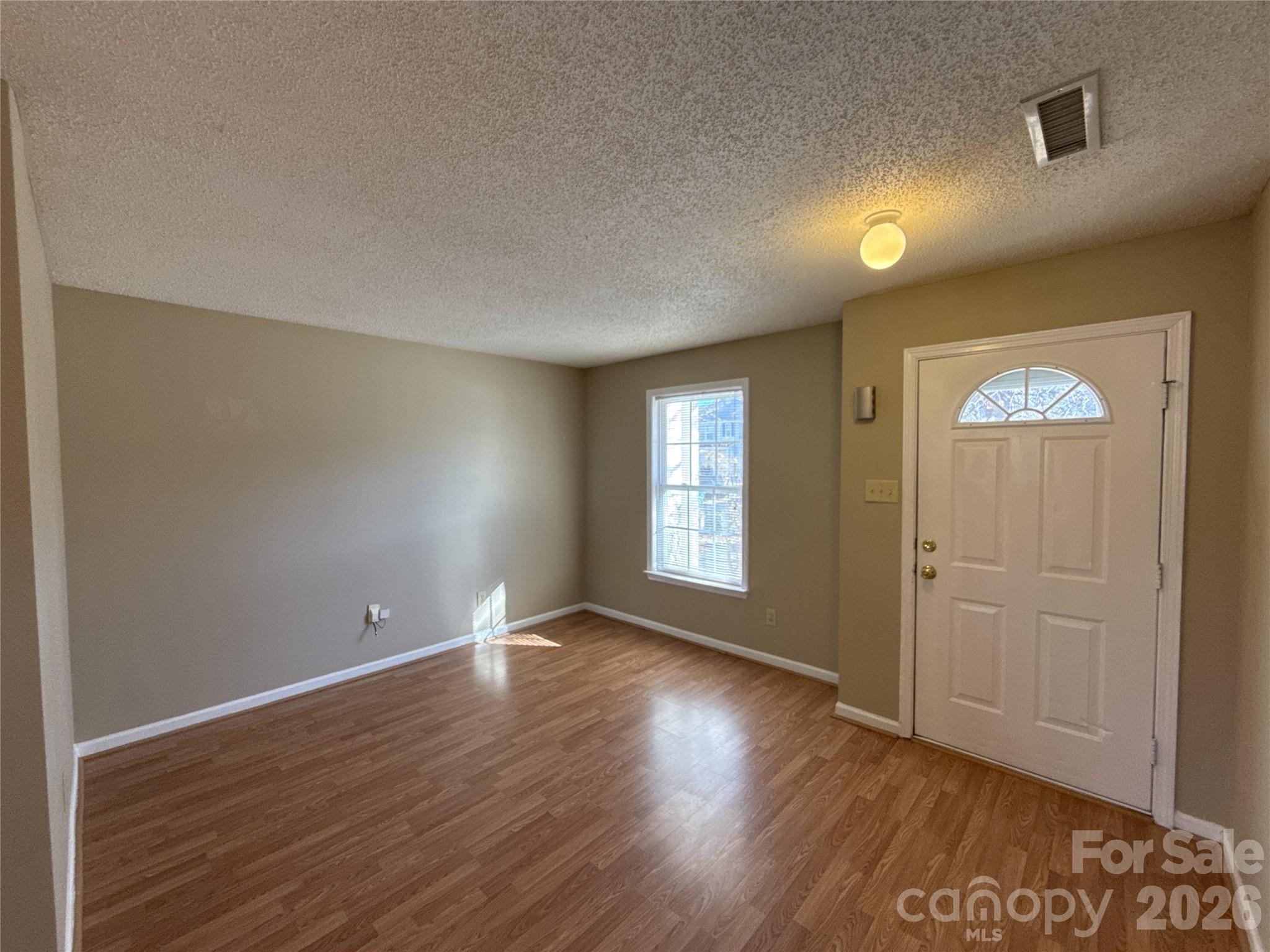 2043 Dunsmore Lane Property Photo 2