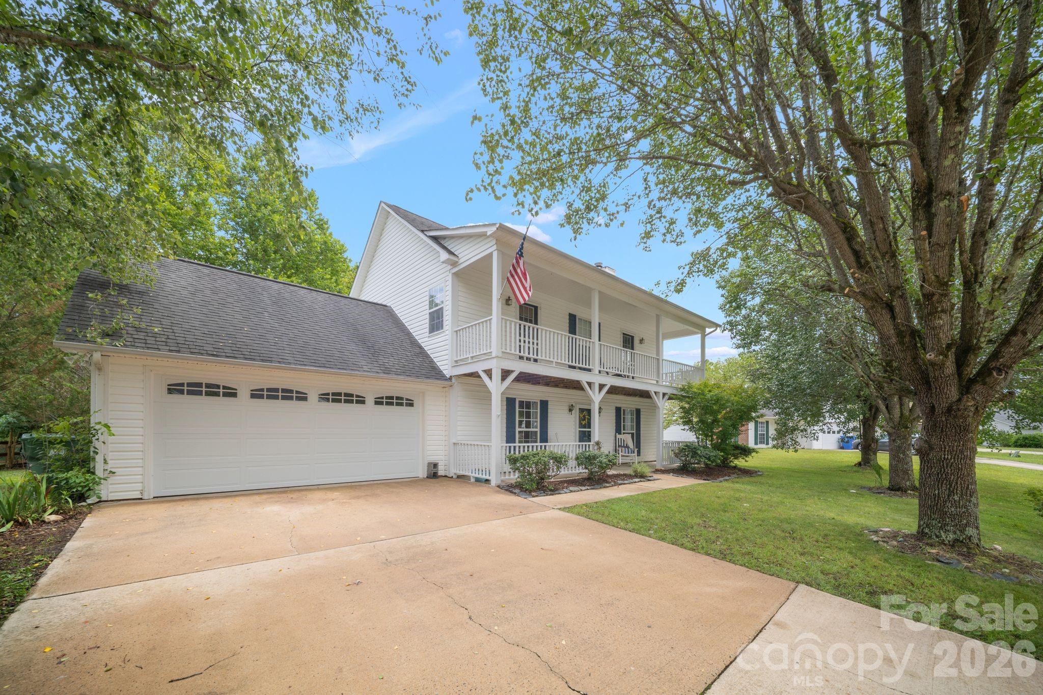 1040 Thorncrest Drive Property Photo 2