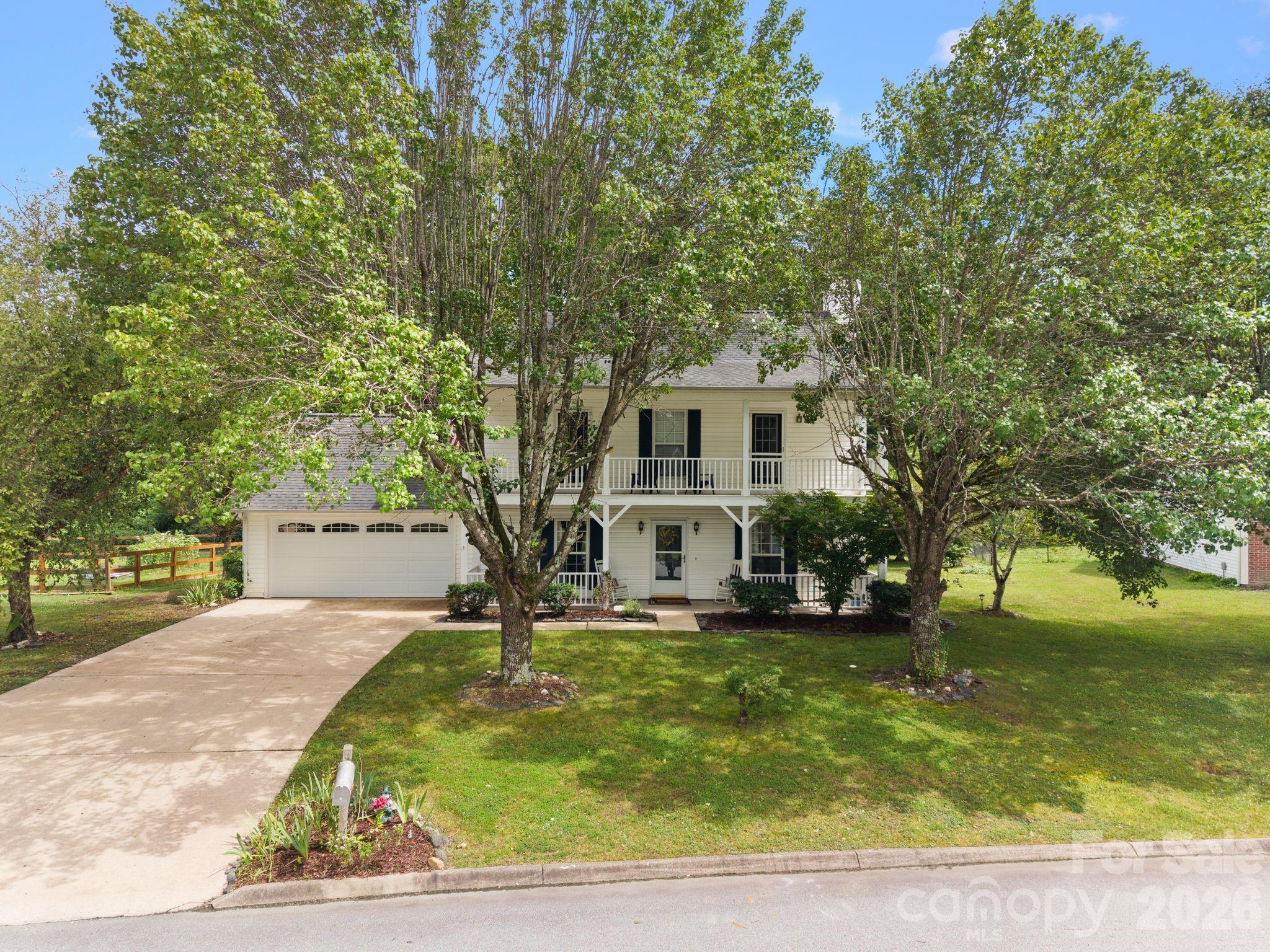 1040 Thorncrest Drive Property Photo 3