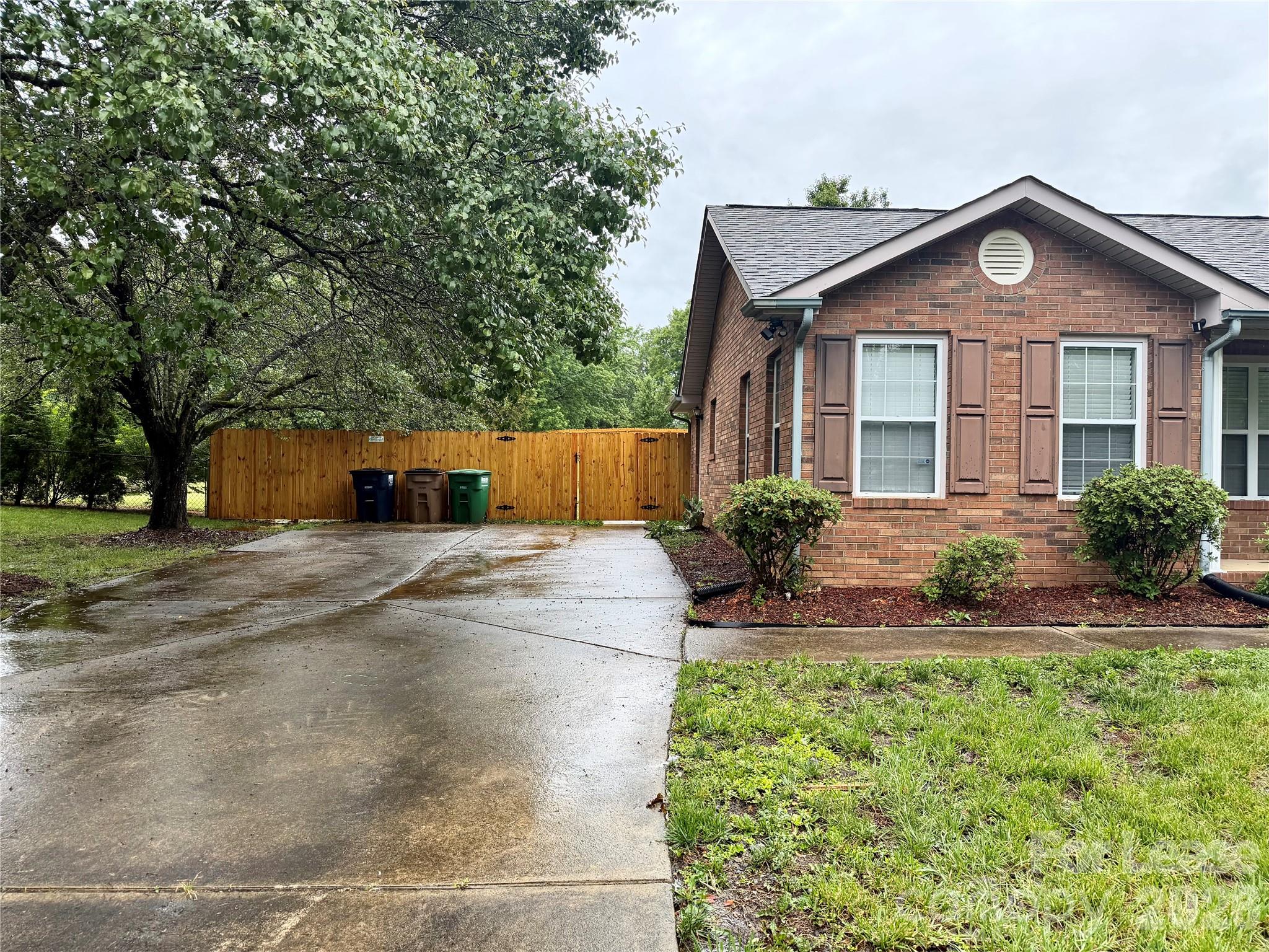 2809 Faircroft Way Property Photo 1