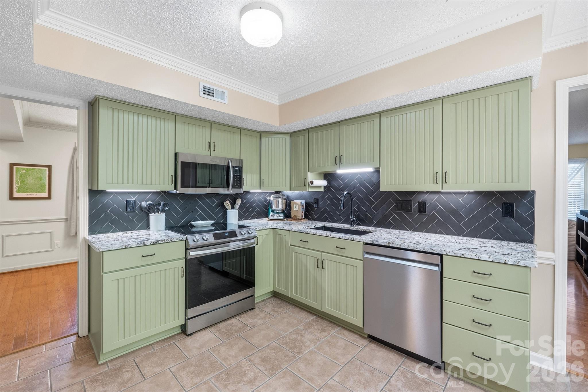 6421 Whitewater Drive Property Photo 9