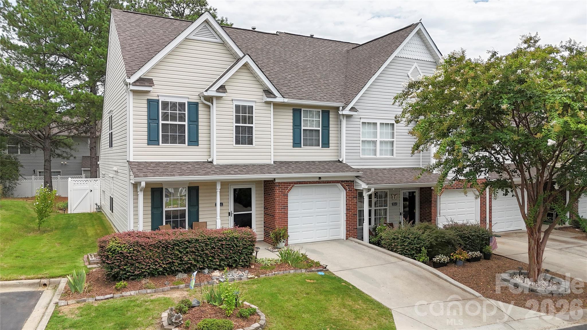 806 Rock Lake Glen Property Photo 4
