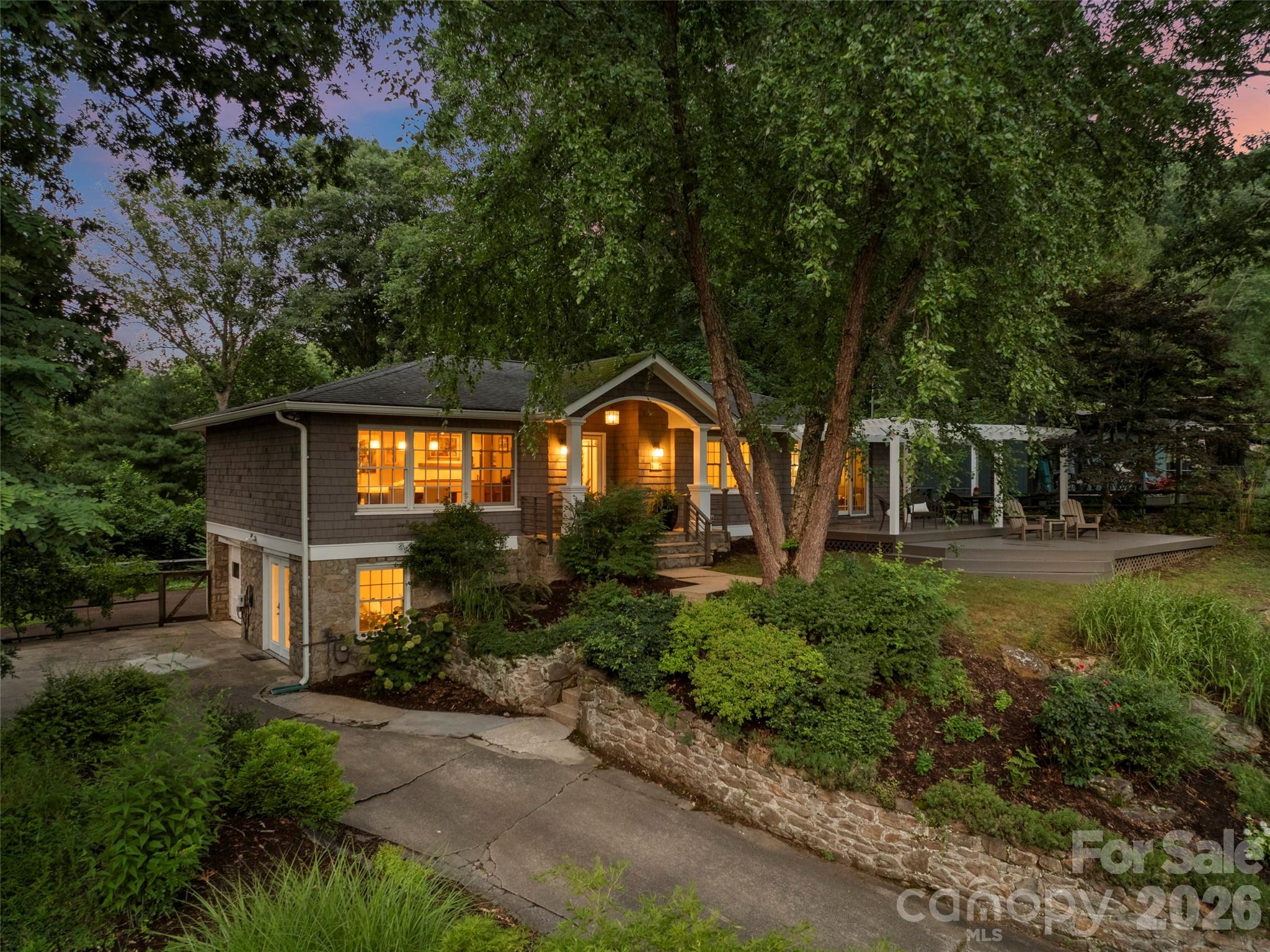 528 N Griffing Boulevard Property Photo 3