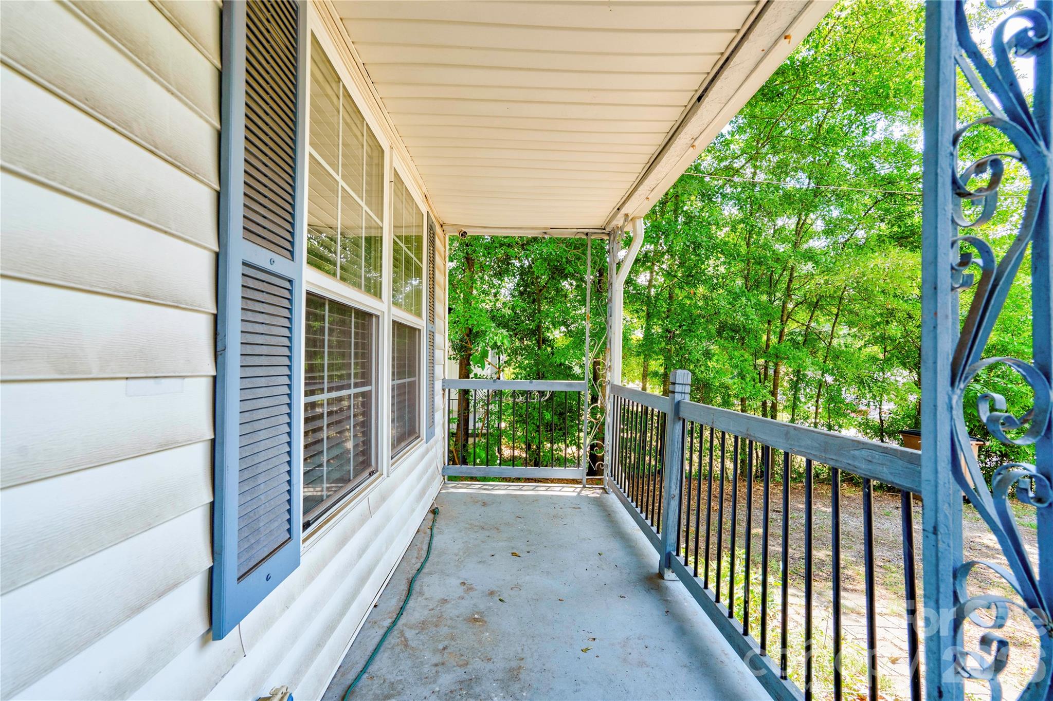 811 Kings Road Property Photo 2