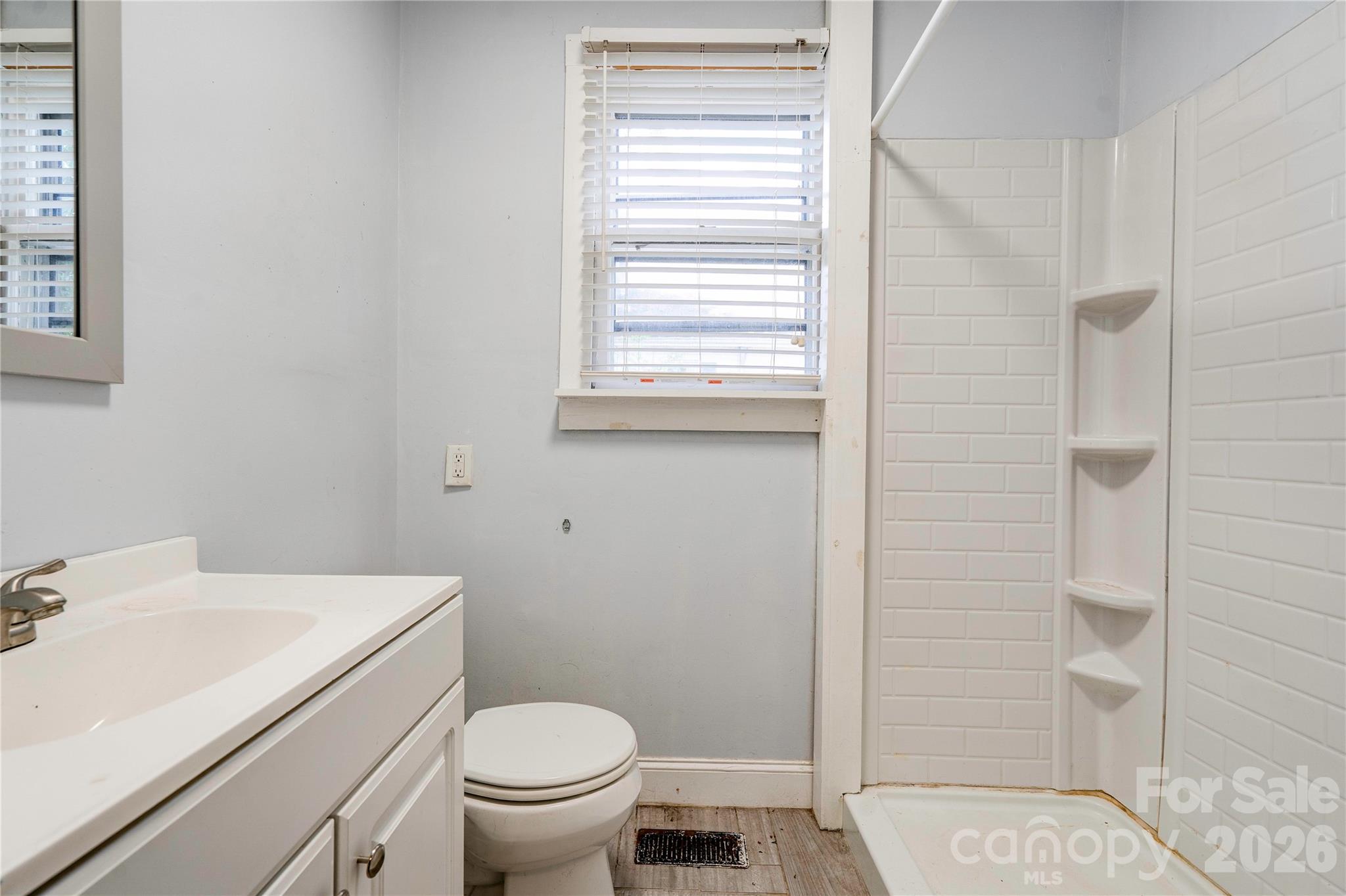 811 Kings Road Property Photo 12
