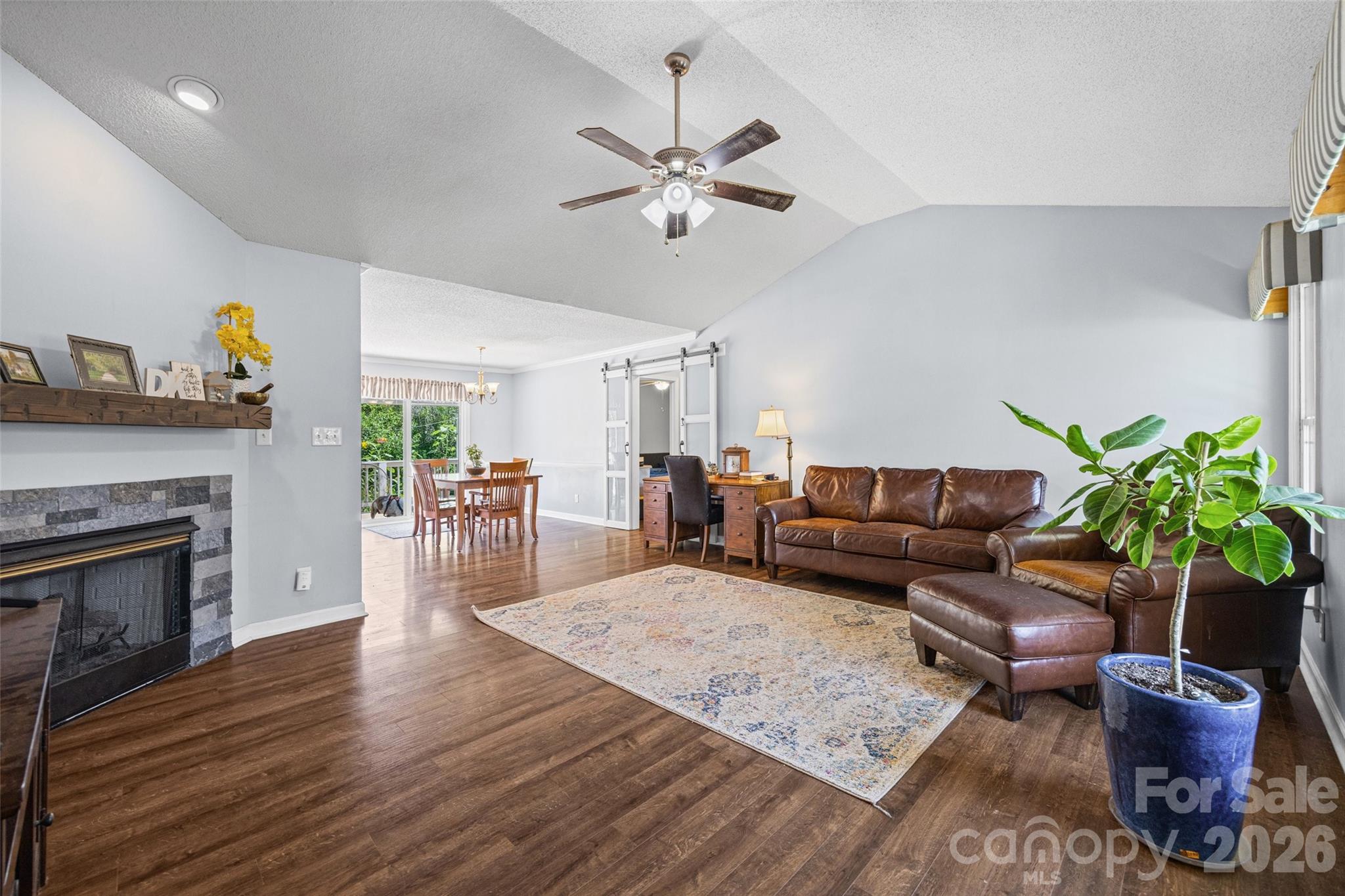 5240 Spring Glen Property Photo 4