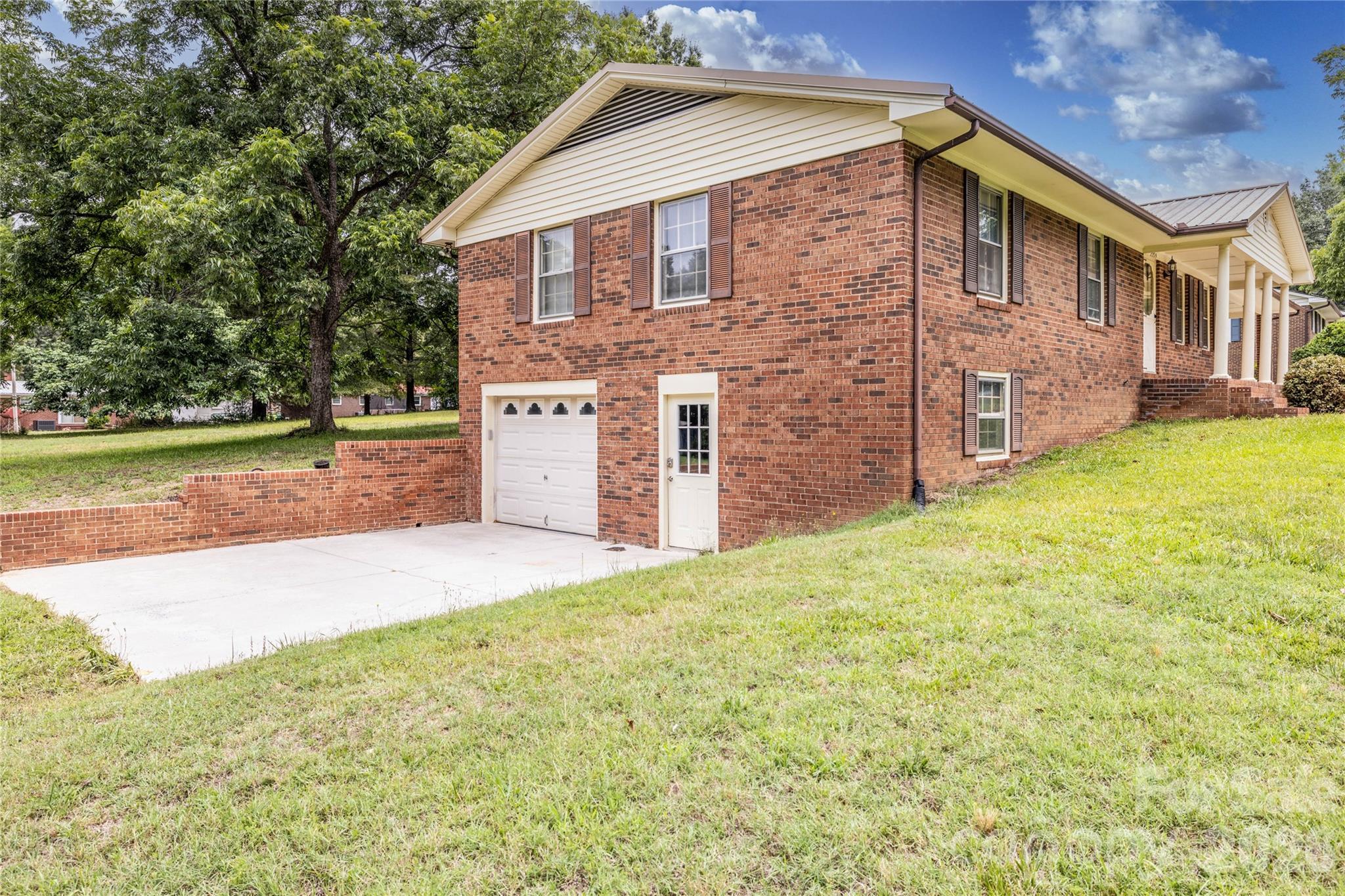 2209 Woodhurst Lane Property Photo 3