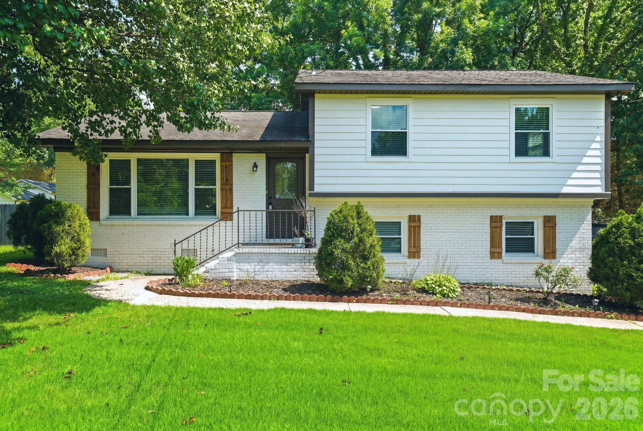 7552 Idlewild Road Property Photo 2